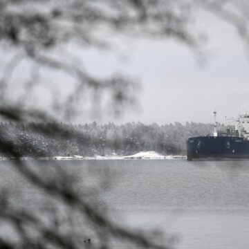 petrolierul-eagle-s-ancorat-langa-portul-kilpilahti-in-golful-finlandei-dupa-ce-a-avariat-cabluri-submarine-in-timp-ce-transporta-ilegal-petrol-pentru-rusia-foto-profimedia-e1746799066210.jpg Cine e azerul care controlează 600 de petroliere fantomă rusești și vinde mai ușor combustibil de 50 de miliarde de dolari: „Nu deschidem încă șampania”