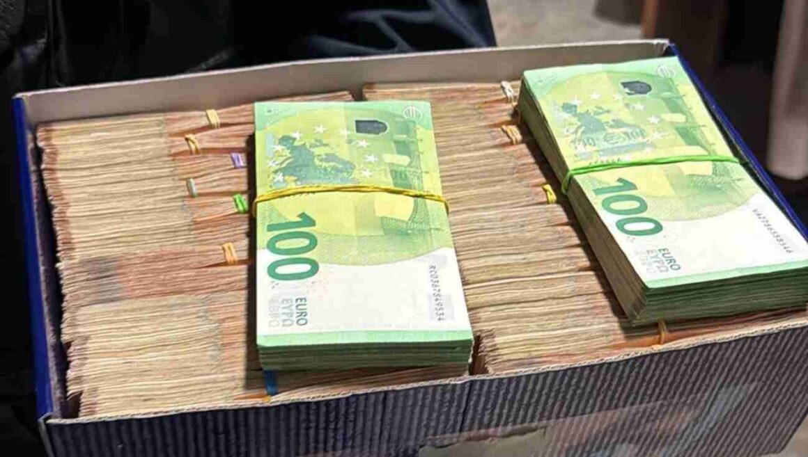 Șeful ARR, Cristian Anton, ținea acasă cutii cu bani. DNA a găsit sute de mii de euro la cunoscutul lui Grindeanu
