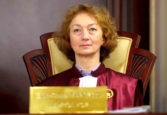 simina-tanasescu-votata-noul-presedinte-al-ccr-este-prima-femeie-care-ocupa-aceasta-functie-de-la-fondarea-curtii-constitutionale-e1752400599498.jpg Simina Tănăsescu, despre judecătorii CCR desemnați de PSD care au ieșit din sală când se vota legea pensiilor speciale: „Nu există nici o ruptură”