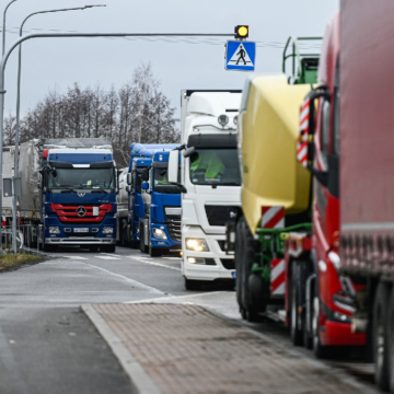 soferi-tir-furt-motorina-italia.png Șoferi de TIR au furat cu „robinetul” 3.700 litri de motorină și au vândut-o mai ieftin decât în benzinării, în Italia