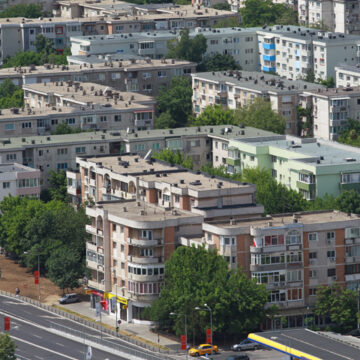 8-blocuri-bucuresti-sm.jpg ZF Index Imobiliar. Prețul mediu al unui apartament vechi de trei camere din Bucureşti urcă la 138.700 de euro în aprilie, dar ritmul anual de creştere se temperează la 14,5%, de la 20% în octombrie 2025
