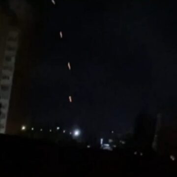 KYIV-1200x675.jpg Rusia a atacat Kievul cu racheta balistică „Oreshnik” și cu drone, după ce Putin a ordonat Armatei ruse să pregătească un răspuns puternic la atacul din Luhansk, atribuit Ucrainei. Statele Unite l-au anunțat în prealabil pe Zelenski de atac