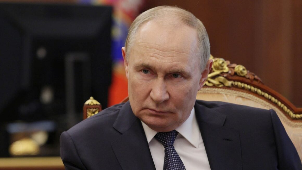 PUUUTIN-1200x675.jpg Putin acuză Ucraina de atac cu drone asupra unui cămin studențesc din Luhansk și ordonă armatei ruse să pregătească „scenarii militare” pentru a răspunde puternic. 6 persoane au fost ucise, zeci de tineri răniți