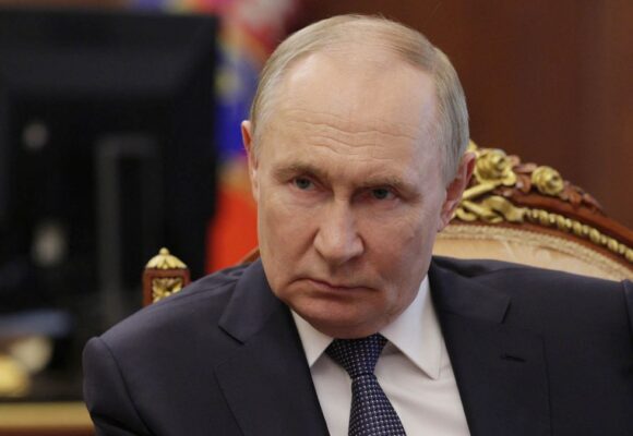 PUUUTIN-1200x675.jpg Putin acuză Ucraina de atac cu drone asupra unui cămin studențesc din Luhansk și ordonă armatei ruse să pregătească „scenarii militare” pentru a răspunde puternic. 6 persoane au fost ucise, zeci de tineri răniți
