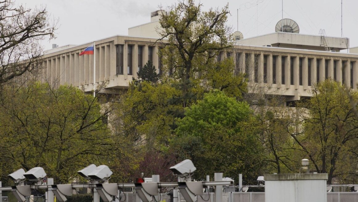 Ambasadorul Rusiei la Paris se plânge că nu mai poate cumpăra combustibil: „La instigarea unei bănci belgiene”