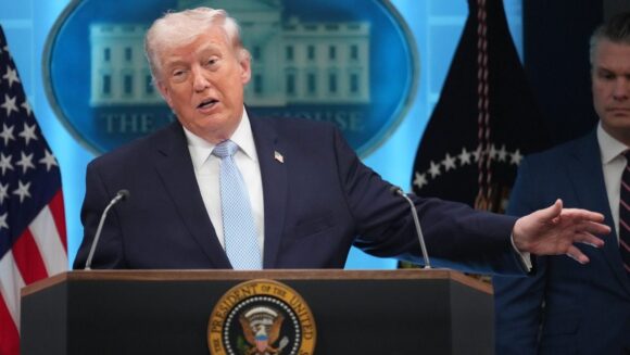 donald-trump-tine-un-discurs-despre-iran-secretarul-apararii-pete-hegseth-in-spatele-presedintelui-sua-foto-profimedia-e1775496677620.jpg Cum vrea Trump să pună capăt războiului cu Iranul și ce condiții include noul acord
