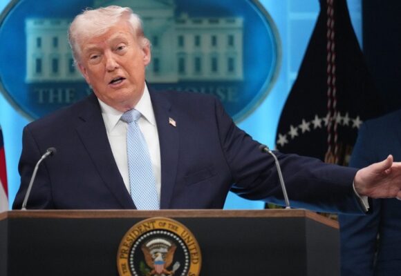 donald-trump-tine-un-discurs-despre-iran-secretarul-apararii-pete-hegseth-in-spatele-presedintelui-sua-foto-profimedia-e1775496677620.jpg Cum vrea Trump să pună capăt războiului cu Iranul și ce condiții include noul acord