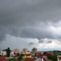ANM a emis două avertizări Cod galben de ploi și instabilitate atmosferică în mai multe regiuni din țară. În București, vremea se răcește, iar temperaturile maxime ajung la 21°C