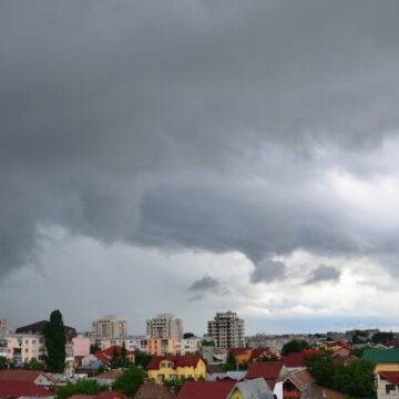 furtuna-mediafax-foto-740x415.jpg ANM a emis două avertizări Cod galben de ploi și instabilitate atmosferică în mai multe regiuni din țară. În București, vremea se răcește, iar temperaturile maxime ajung la 21°C