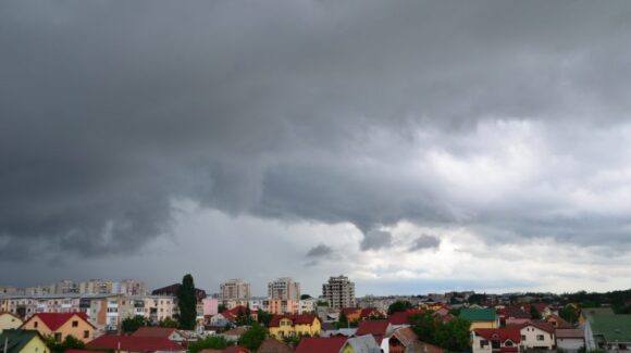 ANM a emis două avertizări Cod galben de ploi și instabilitate atmosferică în mai multe regiuni din țară. În București, vremea se răcește, iar temperaturile maxime ajung la 21°C