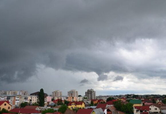 ANM a emis două avertizări Cod galben de ploi și instabilitate atmosferică în mai multe regiuni din țară. În București, vremea se răcește, iar temperaturile maxime ajung la 21°C