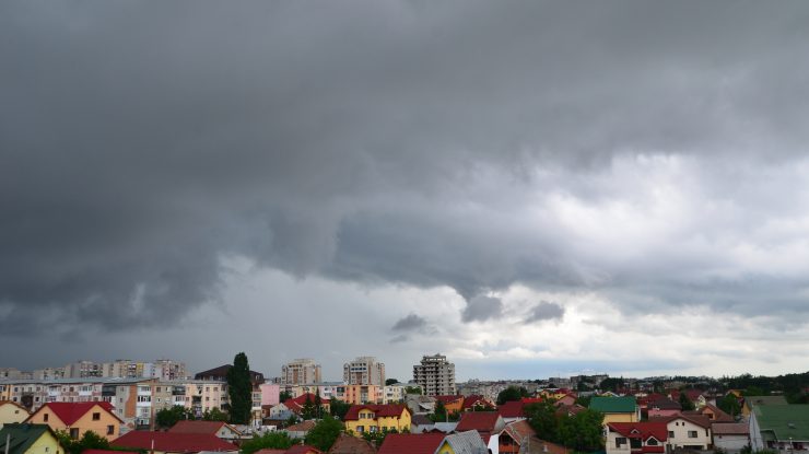 ANM a emis două avertizări Cod galben de ploi și instabilitate atmosferică în mai multe regiuni din țară. În București, vremea se răcește, iar temperaturile maxime ajung la 21°C