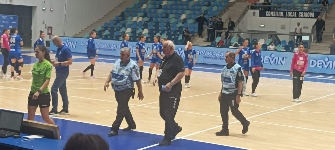 gheorghe-tadici-scandal-scm-universitatea-craiova-si-hc-zalau-liga-florilor.jpg Gheorghe Tadici a făcut circ în ultima etapă, la un meci fără miză pe care l-a câștigat! Le-a făcut viața grea oamenilor de ordine