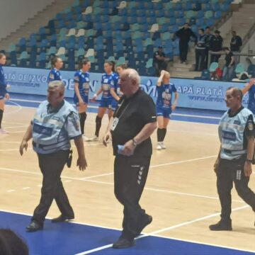 gheorghe-tadici-scandal-scm-universitatea-craiova-si-hc-zalau-liga-florilor.jpg Gheorghe Tadici a făcut circ în ultima etapă, la un meci fără miză pe care l-a câștigat! Le-a făcut viața grea oamenilor de ordine