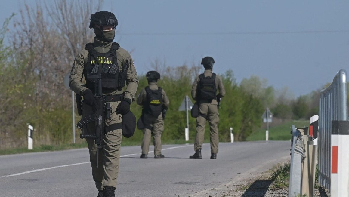 membri-ai-politiei-militare-sarbe-imagine-cu-caracter-ilustrativ-foto-profimedia-e1779396650197.jpg Cadavrul bărbatului ucis cu complicitatea șefului Poliției din Belgrad a fost găsit într-un butoi