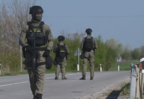 membri-ai-politiei-militare-sarbe-imagine-cu-caracter-ilustrativ-foto-profimedia-e1779396650197.jpg Cadavrul bărbatului ucis cu complicitatea șefului Poliției din Belgrad a fost găsit într-un butoi