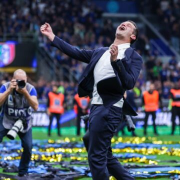 meme-stoica-cristi-chivu-mourinho-mircea-lucescu-scaled.jpg „Îi va fi greu să-l depășească pe Lucescu”