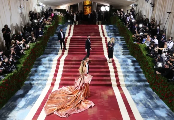 „Fashion is Art”, o invitație la transformarea modei în opere de artă veritabile. Cât costă un bilet anul acesta