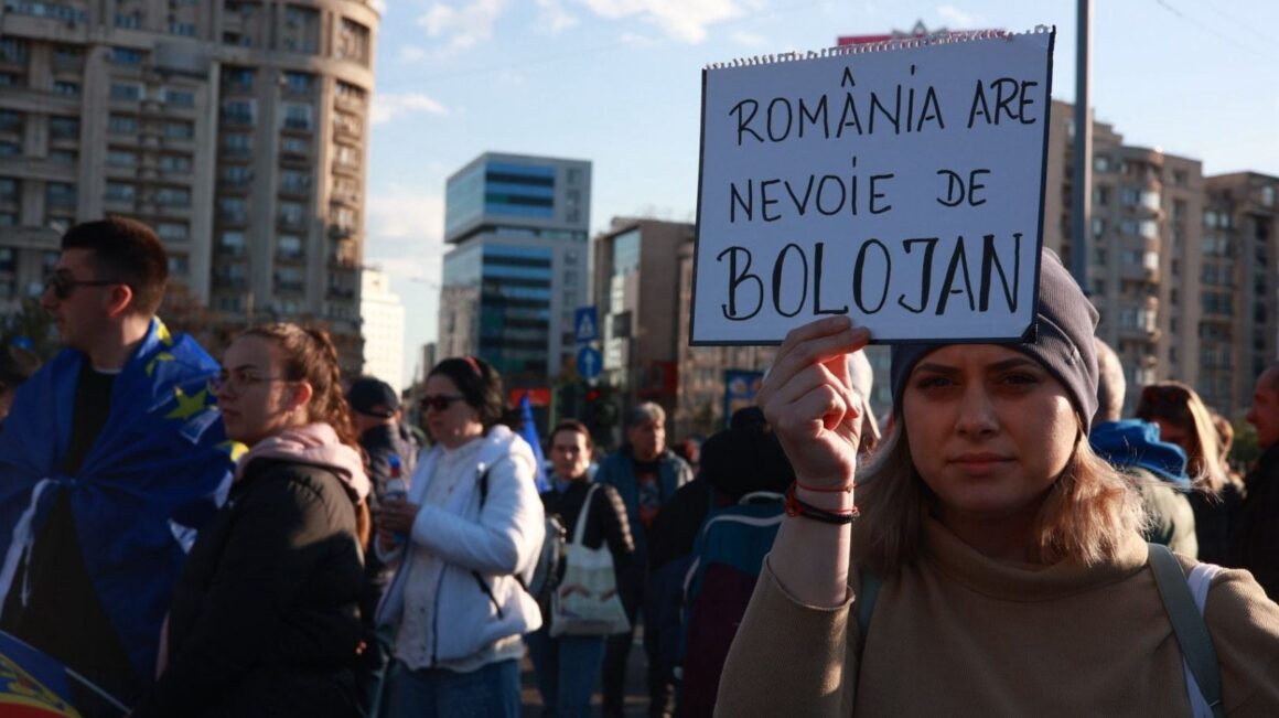 „AUR și PSD, aceeași mizerie”. Miting în Piața Victoriei pentru susținerea lui Ilie Bolojan, înaintea moțiunii de cenzură