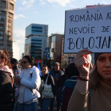 miting-in-piata-victoriei-pentru-sustinerea-lui-ilie-bolojan-inaintea-motiunii-de-cenzura-6-e1777825519152.jpg „AUR și PSD, aceeași mizerie”. Miting în Piața Victoriei pentru susținerea lui Ilie Bolojan, înaintea moțiunii de cenzură