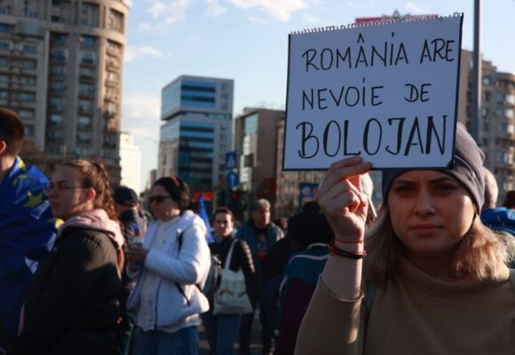 „AUR și PSD, aceeași mizerie”. Miting în Piața Victoriei pentru susținerea lui Ilie Bolojan, înaintea moțiunii de cenzură
