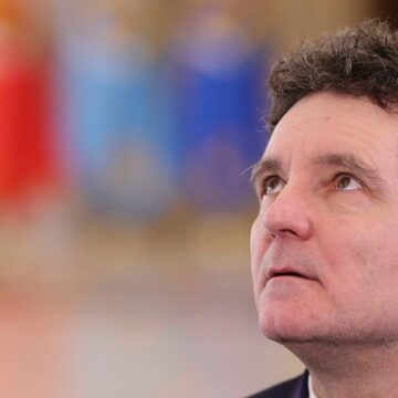De la un „favorit al UE”, la legături cu MAGA și acuzații de apropiere de AUR