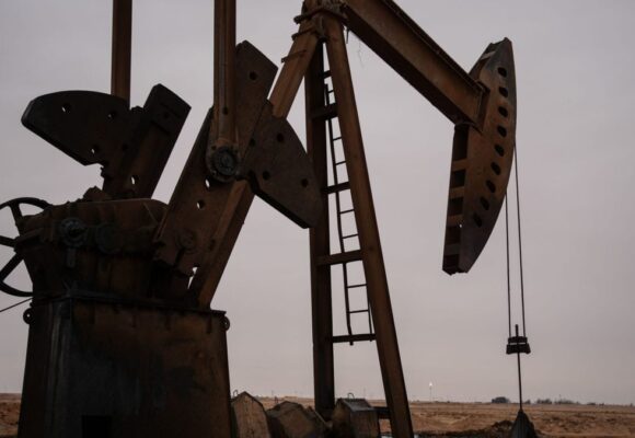 petrol-foto-ilustrativ-scaled-e1778072014445.jpg Livetext Război în Iran, ziua 79. Criza petrolului din Iran a lovit în SUA într-un sector neașteptat / Noi asigurări pentru prezența Iranului la Cupa Mondială