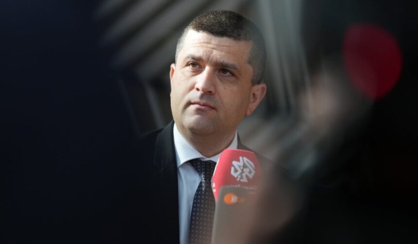 Răspunsul ministrului Apărării când a fost întrebat cine a negociat banii pentru Programul SAFE