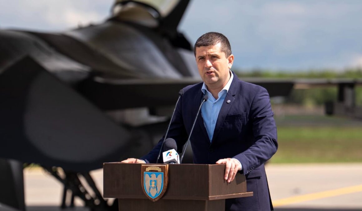 Radu Miruță spune că avionul cu care zbura spre Lituania a fost afectat de bruiaj GPS. Ce s-a întâmplat