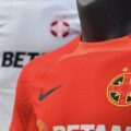 Sfidare maximă la Universitatea Craiova! Un jucător a venit îmbrăcat cu tricoul FCSB-ului în cantonamentul echipei