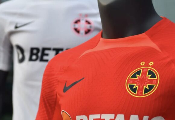 Sfidare maximă la Universitatea Craiova! Un jucător a venit îmbrăcat cu tricoul FCSB-ului în cantonamentul echipei