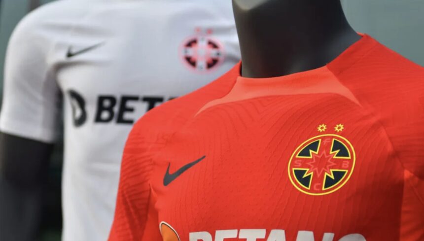 Sfidare maximă la Universitatea Craiova! Un jucător a venit îmbrăcat cu tricoul FCSB-ului în cantonamentul echipei