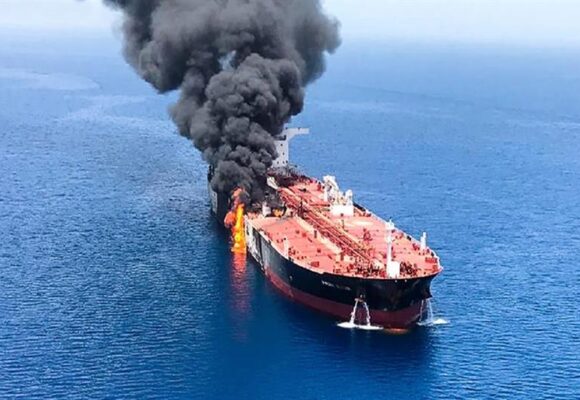 tanker.jpg Explozie la o navă petrolieră grecească, în largul Omanului. Incidentul are loc după schimbul de focuri dintre Iran și SUA, în apropiere de Strâmtoarea Ormuz