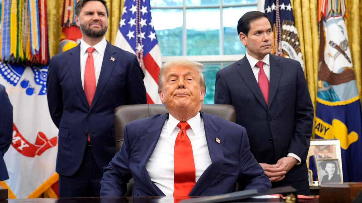 trump-.-.-.-.jpg „Sunt 50/50 șanse. Fie îi lovim mai tare decât au fost loviți vreodată, fie facem un acord bun”. Președintele SUA va discuta cu Witkoff, Kushner, Vance și cu liderii arabi
