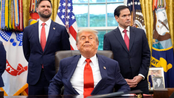 trump-.-.-.-.jpg „Sunt 50/50 șanse. Fie îi lovim mai tare decât au fost loviți vreodată, fie facem un acord bun”. Președintele SUA va discuta cu Witkoff, Kushner, Vance și cu liderii arabi