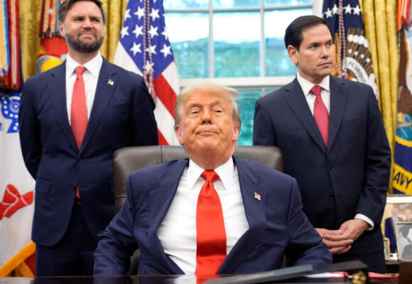 trump-.-.-.-.jpg „Sunt 50/50 șanse. Fie îi lovim mai tare decât au fost loviți vreodată, fie facem un acord bun”. Președintele SUA va discuta cu Witkoff, Kushner, Vance și cu liderii arabi