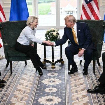 trump-ursula-1000x675.jpg Războiul comercial SUA-UE se intensifică. Trump acordă Uniunii Europene doar 2 luni pentru a pune în aplicare acordul semnat în Scoția