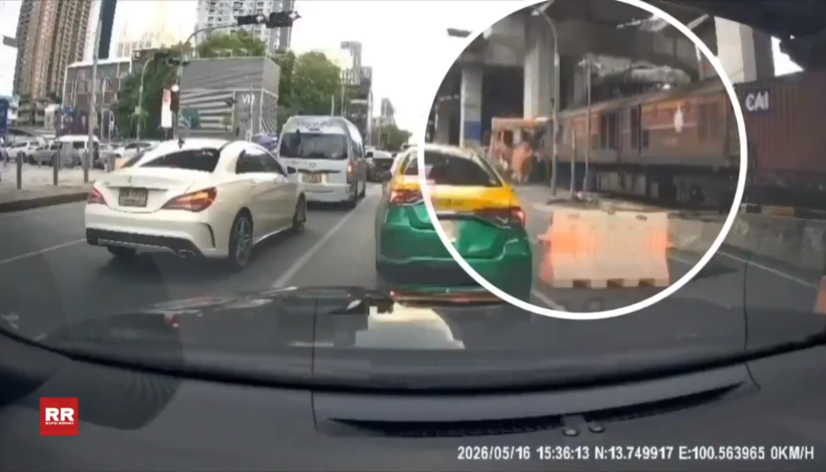 un-tren-de-marfa-loveste-un-autobuz-in-thailanda-e1778937173186.png „Flăcările s-au răspândit foarte repede”