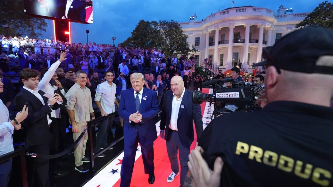1-1200x675.jpg Spectacol fără precedent în istoria SUA la Casa Albă, de ziua lui Trump. Cum s-au desfășurat luptele MMA în ringul special amenajat pe peluza sudică