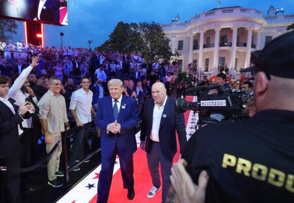 1-1200x675.jpg Spectacol fără precedent în istoria SUA la Casa Albă, de ziua lui Trump. Cum s-au desfășurat luptele MMA în ringul special amenajat pe peluza sudică