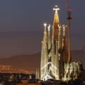 Moment istoric la Sagrada Familia. Papa Leon al XIV-lea a binecuvântat cel mai înalt Turn al Bazilicii, la exact 100 de ani de la moartea lui Gaudi și la 144 de ani de la începerea construcției