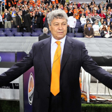 O aeronavă TAROM va purta numele lui Mircea Lucescu
