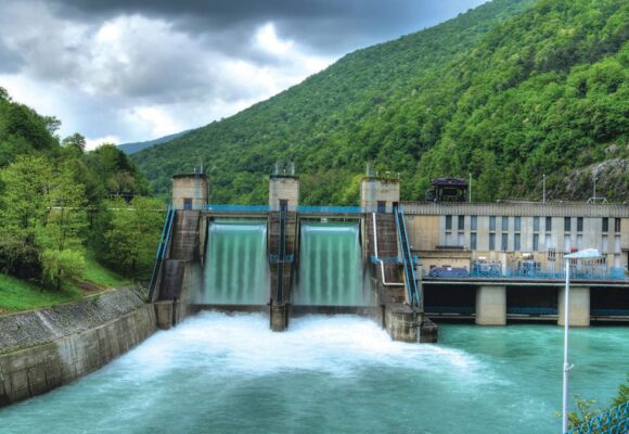 7-hidroelectrica-pm-ss-1-1200x675.jpg Statul vrea să impună Hidroelectrica ţinte obligatorii de 1.500 MW stocare în baterii şi 2.500 MW regenerabile noi până în 2030 ca indicatori de performanță pentru conducere – Aleph News