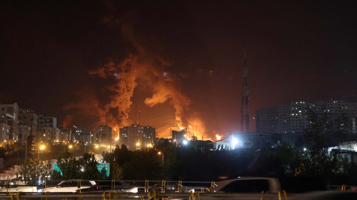 IRAN-.-.-1200x675.jpg BREAKING. Statele Unite atacă Iranul, după ce Trump și Hegseth au avertizat că vor fi „lovituri puternice” în această noapte. CENTCOM SUA: „Atacăm mai multe obiective”