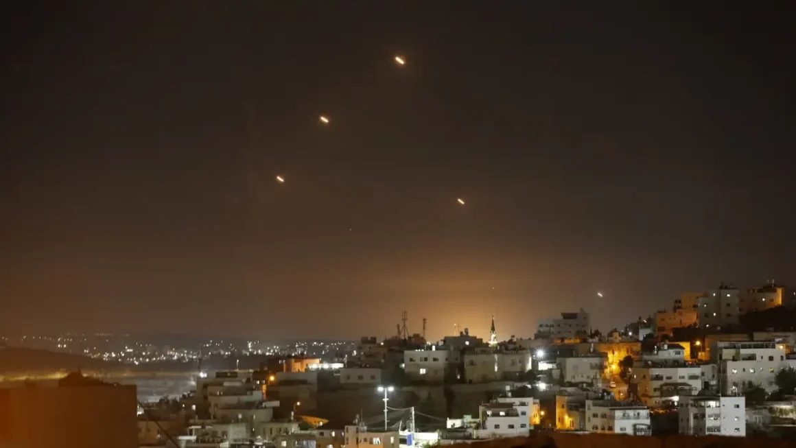 IRAN-SALV-1200x675.webp.webp BREAKING. Iranul atacă Israelul cu rachete balistice, pentru prima dată de la începerea armistițiului. Israelul va răspunde atacurilor, avertizează oficialii israelieni / Reacția lui Trump: Înapoi la negocieri!