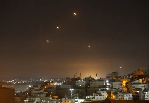 IRAN-SALV-1200x675.webp.webp BREAKING. Iranul atacă Israelul cu rachete balistice, pentru prima dată de la începerea armistițiului. Israelul va răspunde atacurilor, avertizează oficialii israelieni / Reacția lui Trump: Înapoi la negocieri!