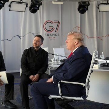 ZELENSKKK-e1781891012326-989x675.jpeg Trump și Zelenski discută despre înghețarea frontului din Ucraina. Putin respinge ideea, dar ar putea ceda din cauza pierderilor Rusiei