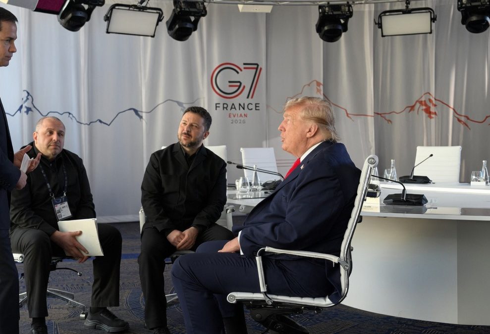ZELENSKKK-e1781891012326-989x675.jpeg Trump și Zelenski discută despre înghețarea frontului din Ucraina. Putin respinge ideea, dar ar putea ceda din cauza pierderilor Rusiei