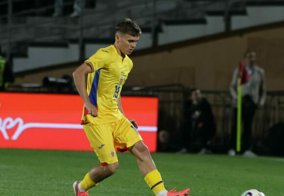 cum-l-a-numit-david-matei-pe-gica-hagi-dupa-ce-regele-l-a-debutat-in-georgia-romania-1-1-scaled-e1780431835901.jpg Cum l-a numit David Matei pe Gică Hagi după ce „Regele” l-a debutat în Georgia – România 1-1