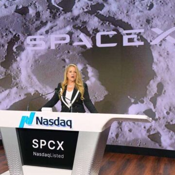 descarcare-2.jpeg Cine este Gwynne Shotwell, una dintre cele mai influente femei din industria spațială. Mâna dreaptă a lui Elon Musk a fost majoretă și jucătoare de baschet în liceu